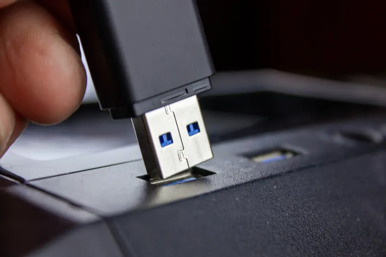 Jak podłączyć pendrive do tabletu – uniknij problemów z transferem plików