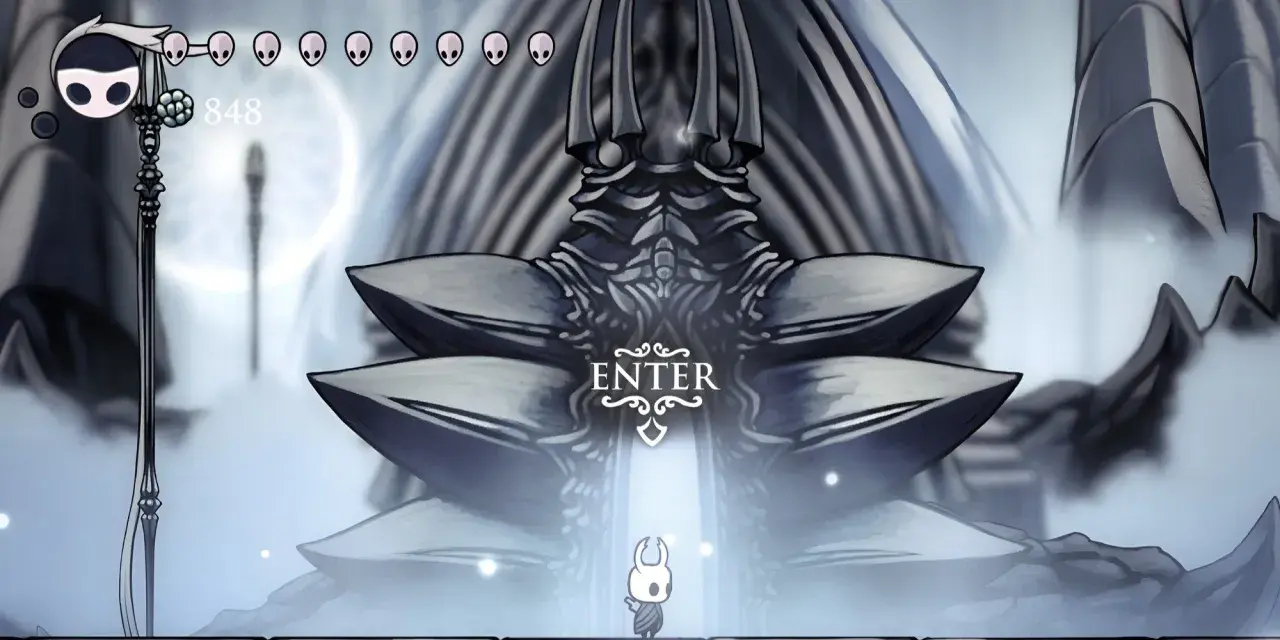 Mały rycerz stoi przed monumentalną bramą w White Palace Hollow Knight.