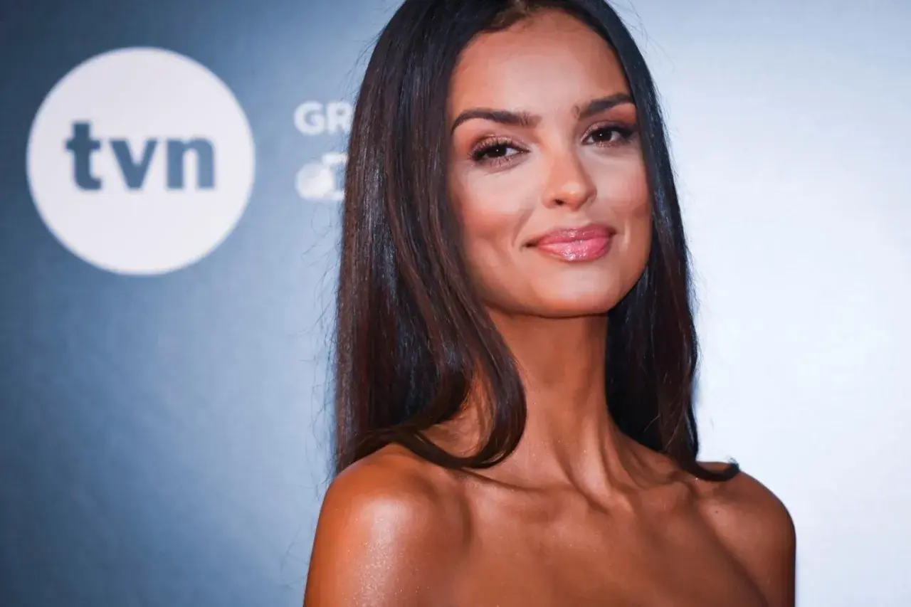 Klaudia El Dursi, top model, uśmiecha się na tle logo TVN.
