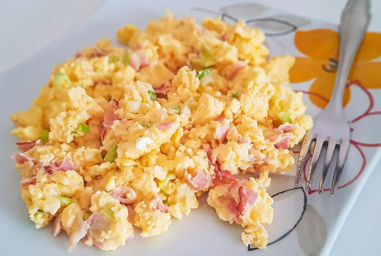Oeufs brouillés avec jambon et ciboule, parfaits pour un bébé dès 6 mois. Un délice facile à préparer.