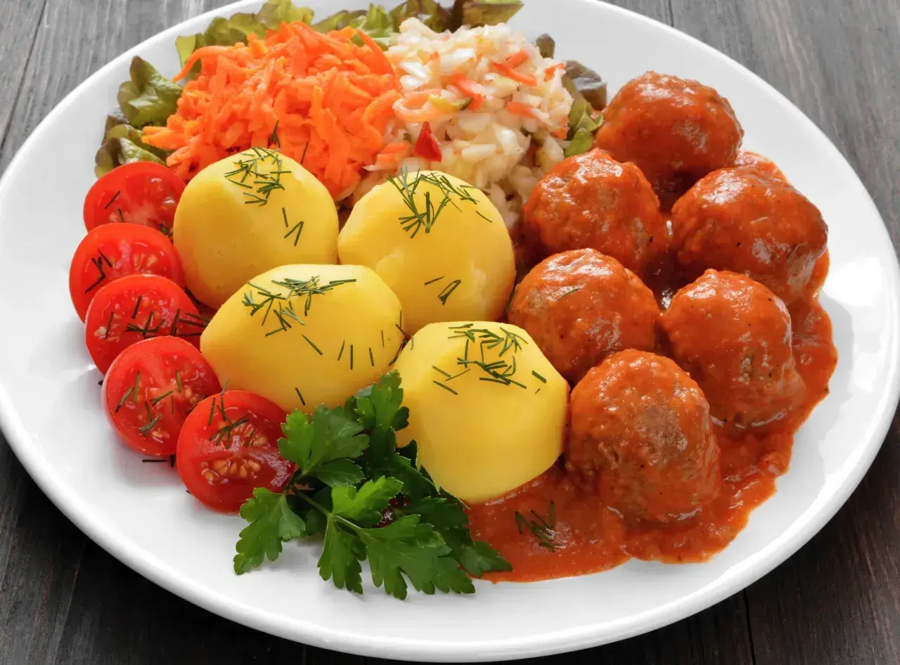 Pulpeciki w sosie pomidorowym z ziemniakami, pomidorkami i surówką z marchewki. Idealna surówka do pulpetów!