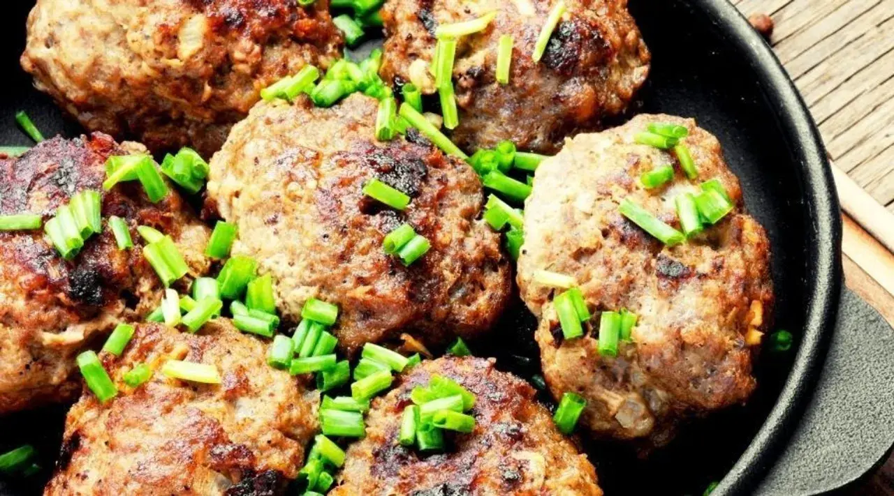 Kotlety mielone, jak u babci, pachnące i rumiane, posypane szczypiorkiem. Przepis babci na te pyszności to skarb!