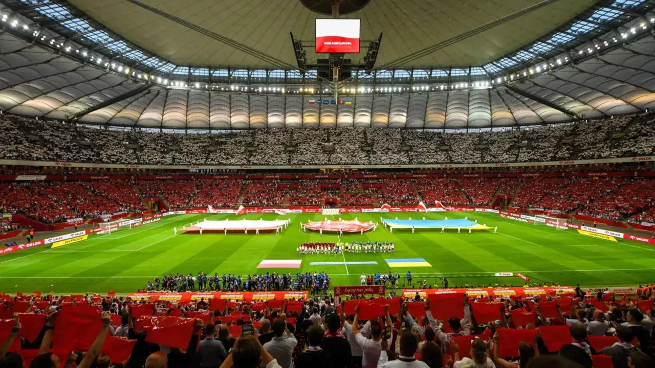 Stadion Narodowy, gdzie mieści się ponad 58 tysięcy widzów, wypełniony po brzegi kibicami.