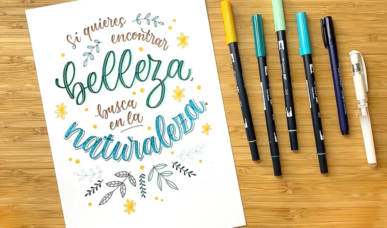 Inspiración para un curso de lettering gratis: "Si quieres encontrar belleza, busca en la naturaleza". Marcadores de colores y rotuladores sobre papel.
