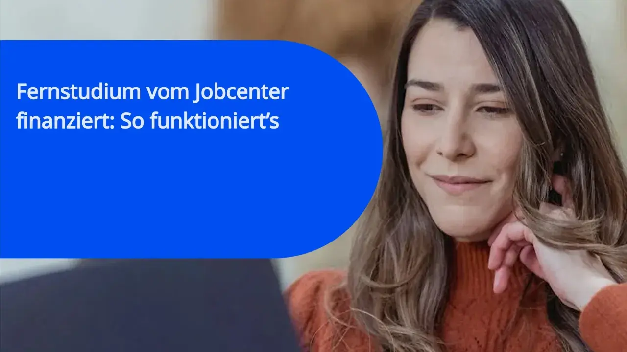 Junge Frau am Laptop, die sich über ein Stipendium für ein Fernstudium informiert, finanziert vom Jobcenter.
