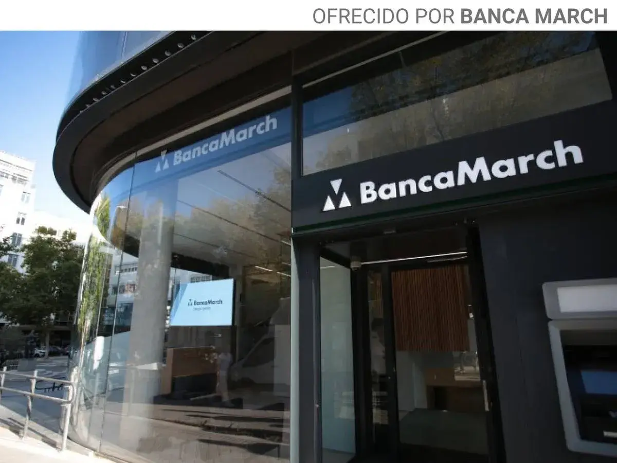 Fachada moderna de Banca March. Las opiniones sobre sus servicios financieros son variadas.