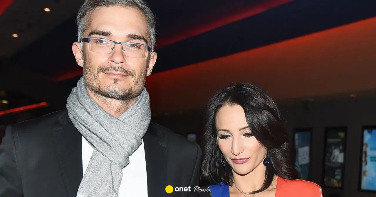 Mąż Justyny Steczkowskiej, w okularach i szarym szalu, u boku artystki.