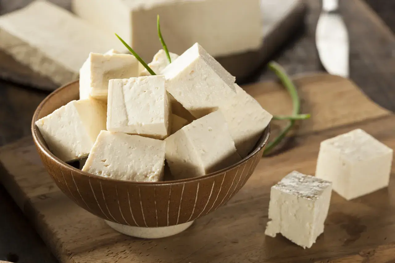 Cubetti di formaggio simile alla feta in una ciotola, pronti per essere gustati.