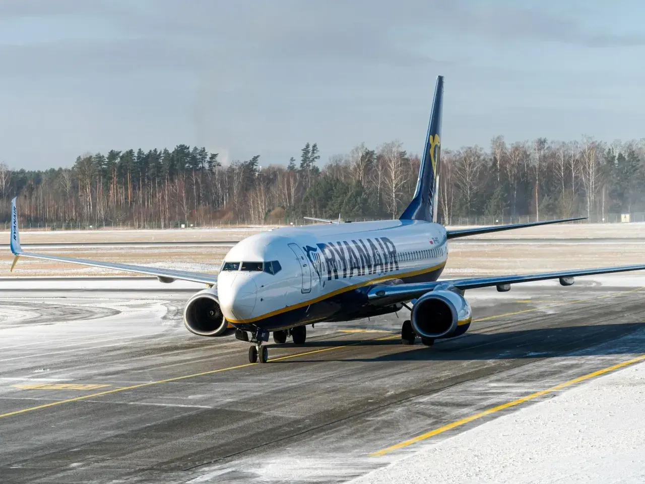 Samolot Ryanair na zaśnieżonym pasie startowym. Czas na bilety do Anglii!