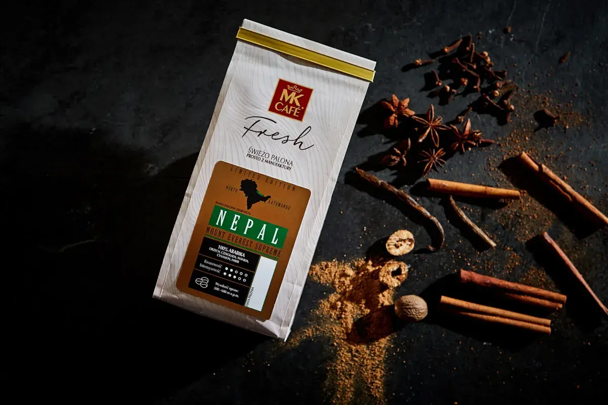 Kawa MK Café Nepal Mount Everest Supreme. Intensywność kawy na skali 5/6. Otoczona przyprawami: cynamon, anyż, goździki, gałka muszkatołowa.