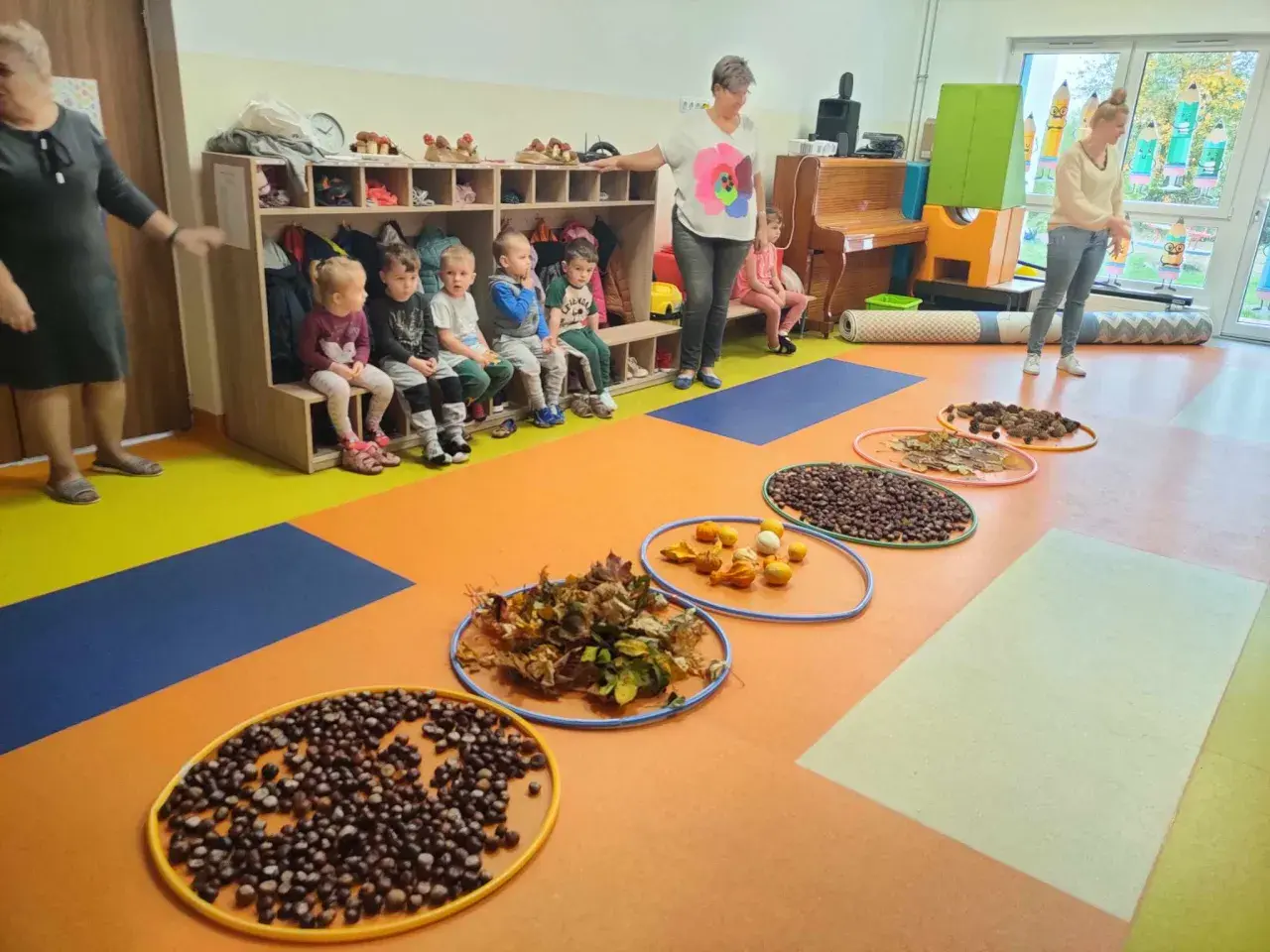 Jak stworzyć jesienną ścieżkę sensoryczną? Rozwiń zmysły dziecka!
