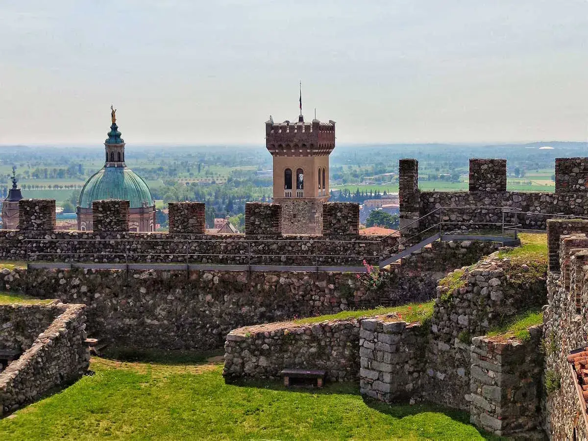 Rocche medievali a Lonato sul Garda, con una torre imponente e una cupola verde sullo sfondo.