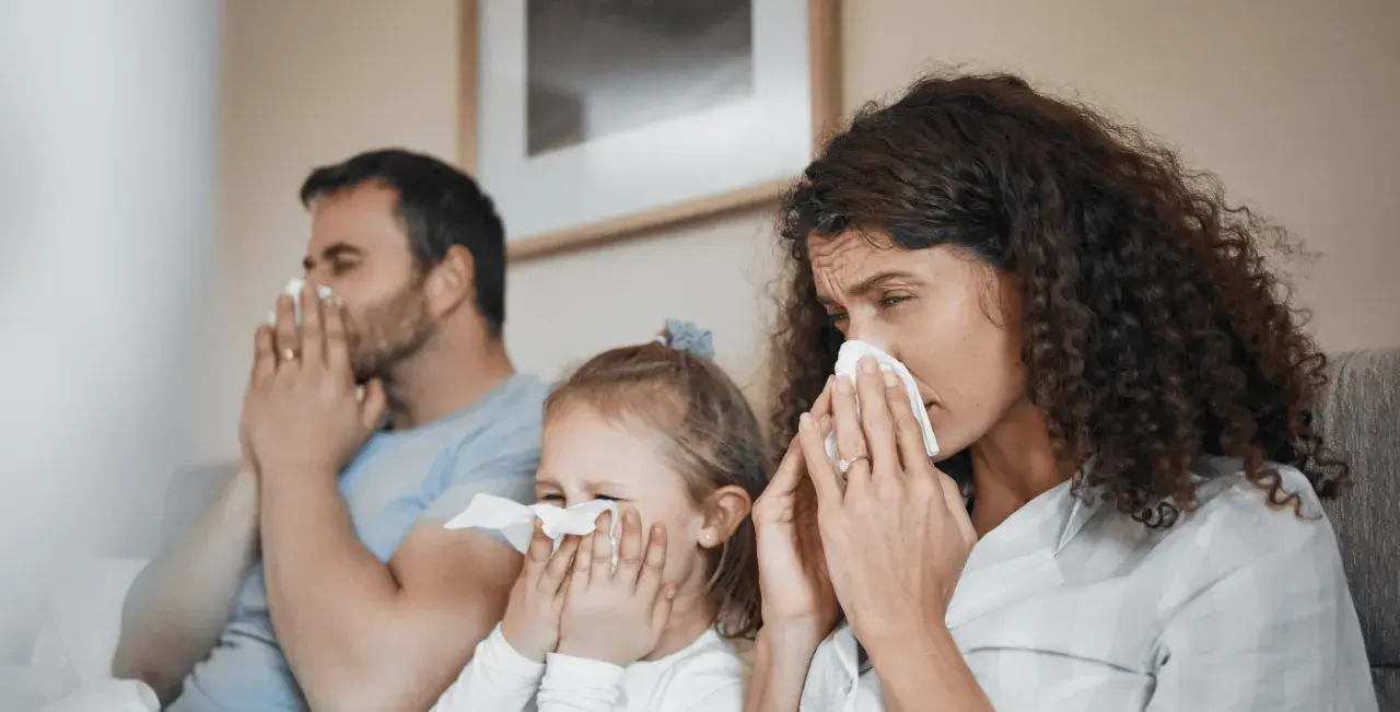Familia con pañuelos en la nariz. Podría ser una alergia a la humedad como se llama, o un resfriado.