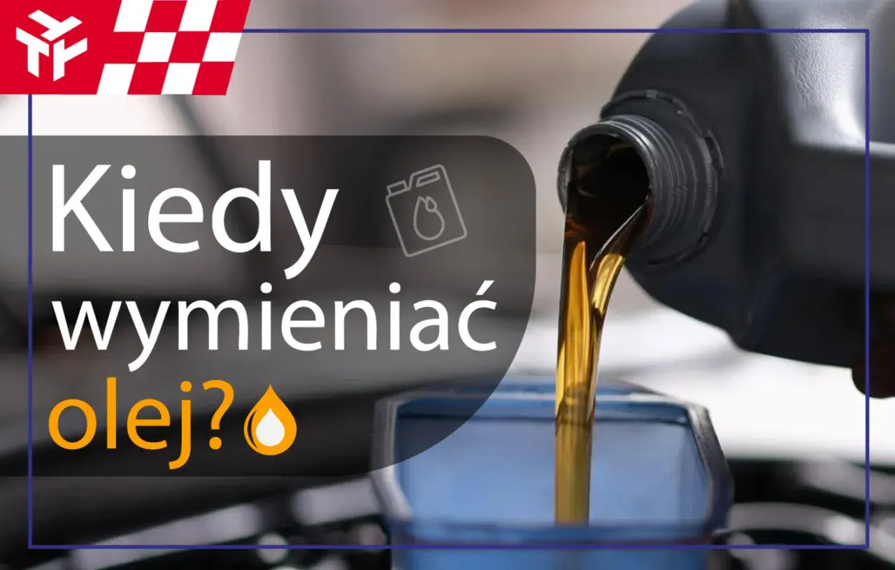 Nalewanie oleju silnikowego z czarnego kanistra do niebieskiego lejka.