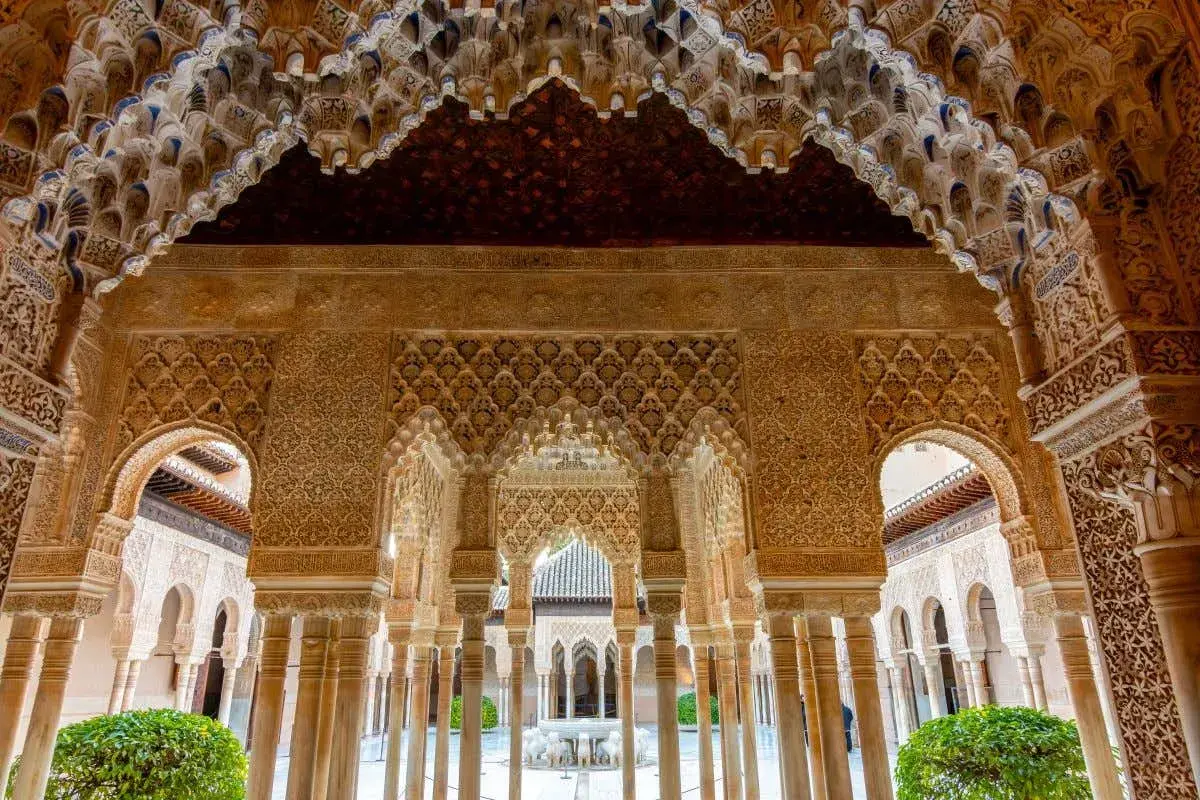 Detalles intrincados de la Alhambra, un lugar que te hará preguntar cuanto se tarda en visitar la Alhambra para admirar tanta belleza.
