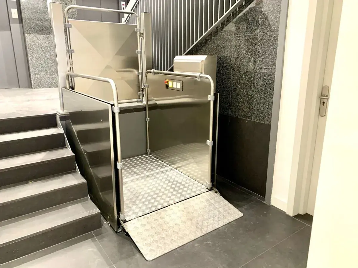 Piattaforma elevatrice Vimec installata su una scala interna. Le recensioni confermano la sua utilità per l'accessibilità.