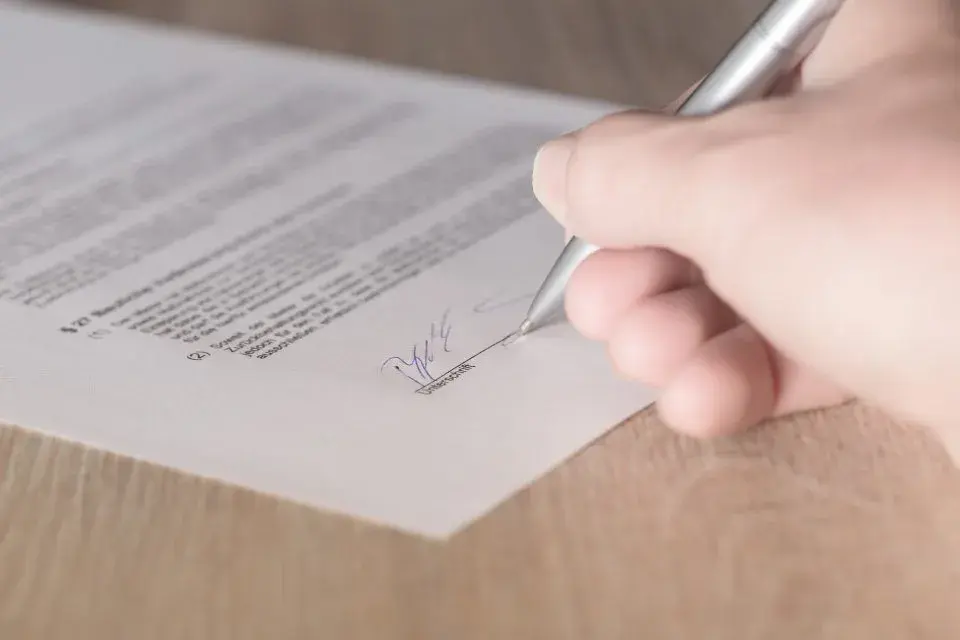Jak wygląda akt notarialny? Kluczowe elementy i przykłady dokumentu