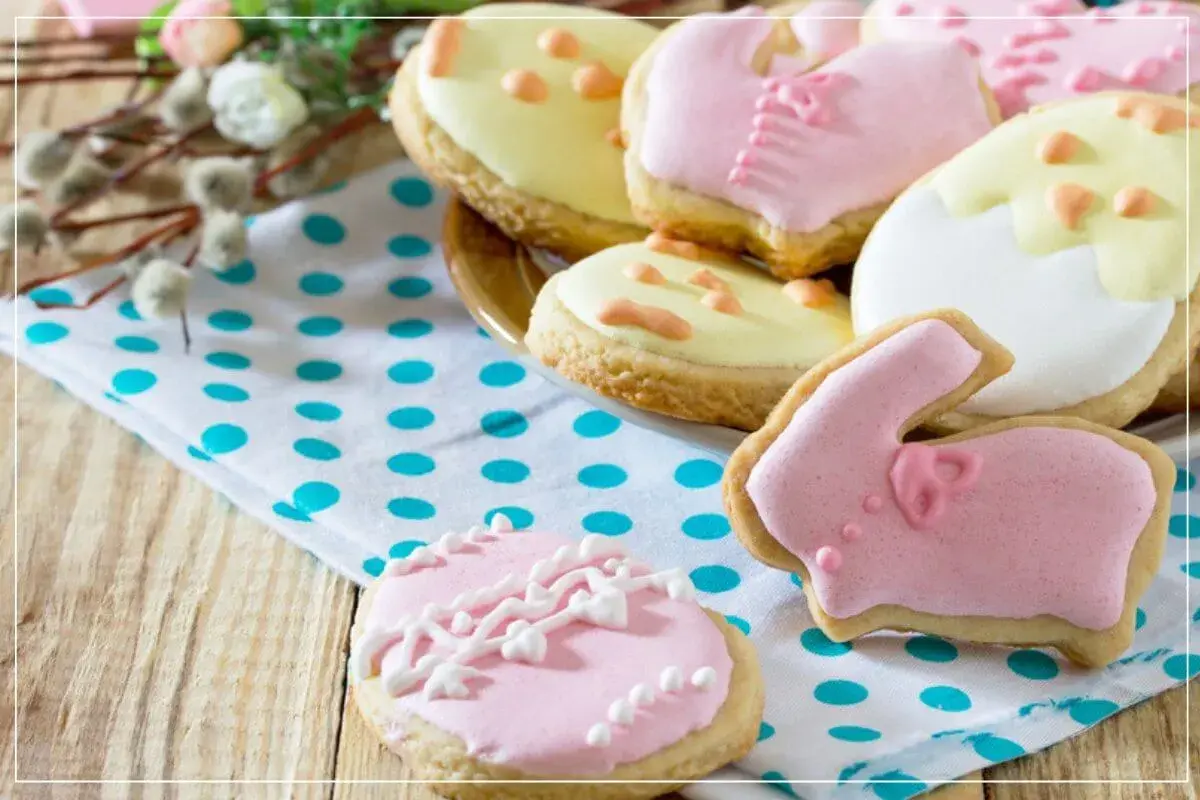 Bunte Osterkekse, ein einfaches Rezept für den Frühling. Hasen, Eier und Blumen auf einem Tupf-Tuch.