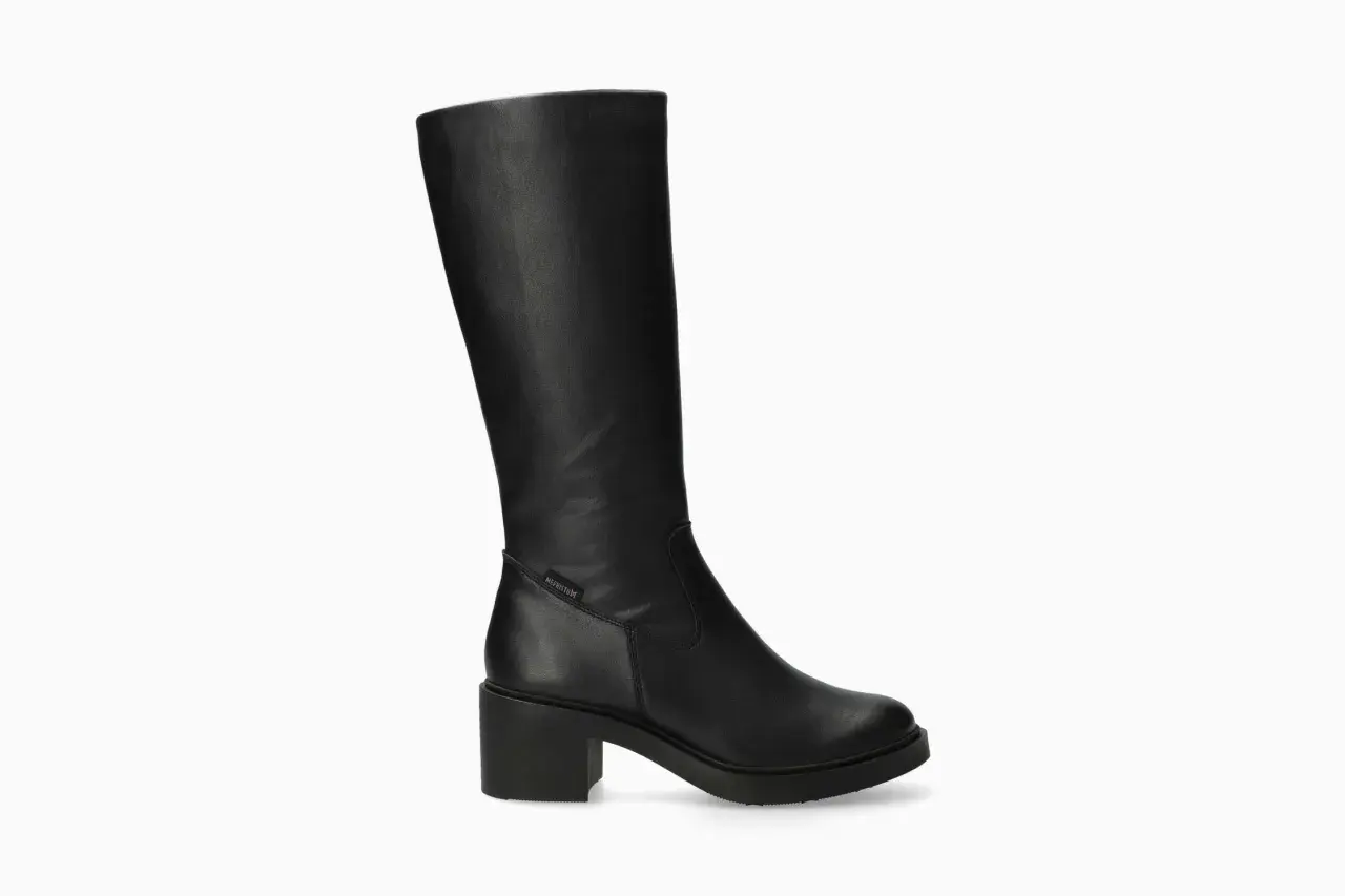 Une botte haute noire en cuir, parfaite pour compléter une tenue élégante. Elle possède un talon bloc et une semelle épaisse.