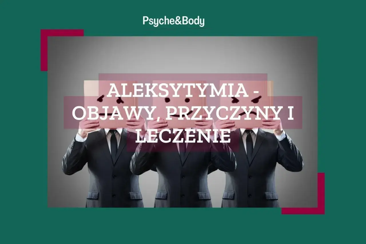 Trzech mężczyzn w garniturach trzyma kartony z narysowanymi smutnymi buźkami, symbolizujące aleksytymię.