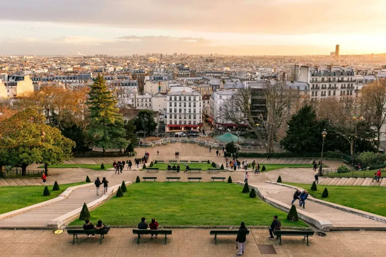 Blick über die Dächer von Paris vom Montmartre. Menschen genießen die Aussicht auf die Stadt.