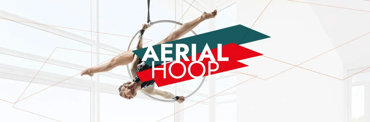 Akrobatka wykonuje skomplikowane figury na aerial hoop.