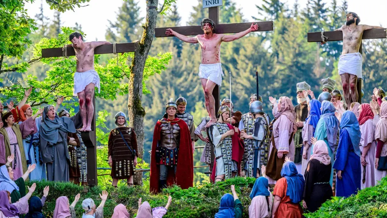Nachgestellte Kreuzigungsszene mit vielen Darstellern. Ein Mann mit Dornenkrone am Kreuz, umgeben von Soldaten und betenden Menschen. Ein Symbol für das christliche Leben nach dem Tod.