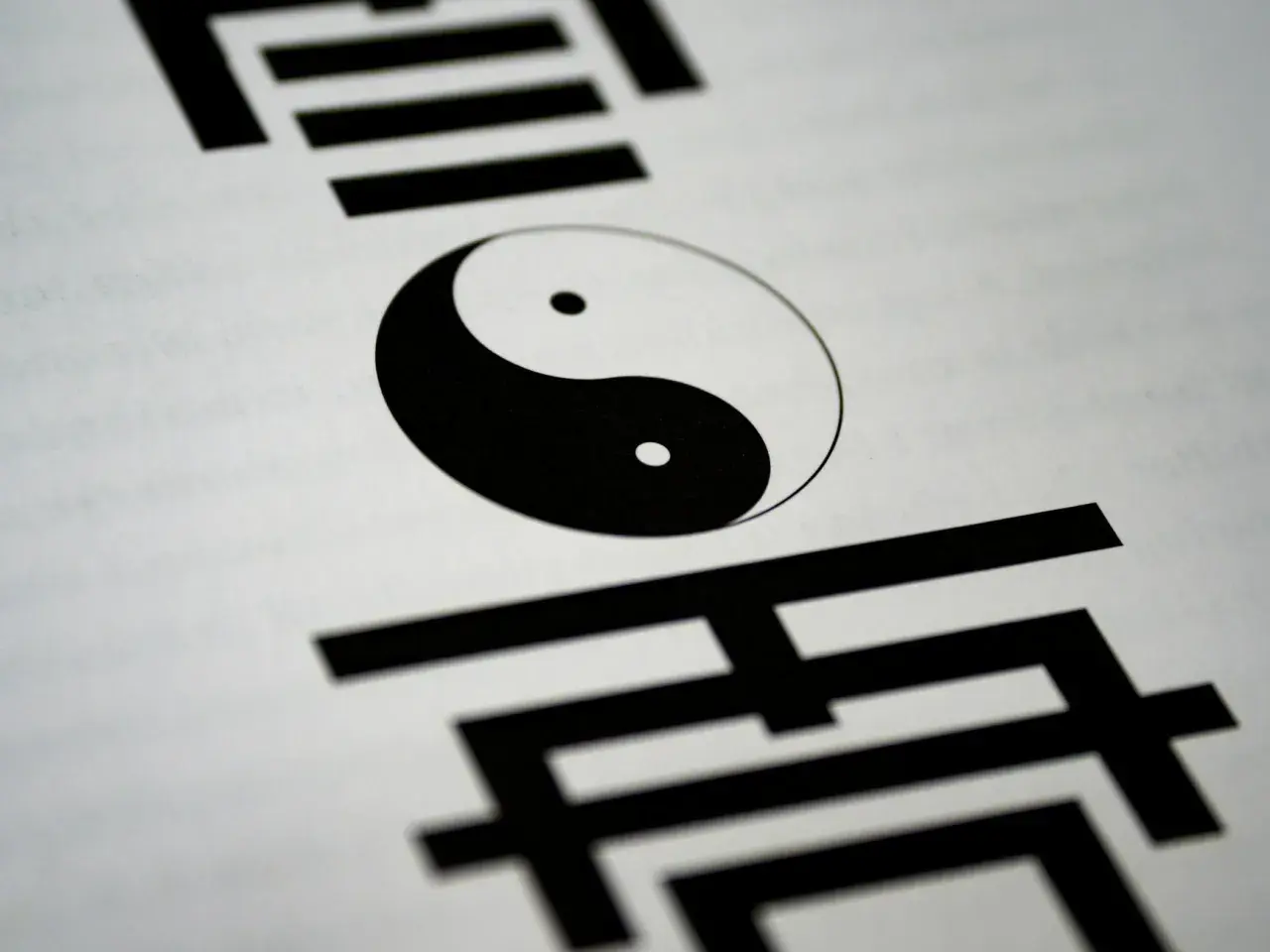 Symbol Yin Yang na białym tle, otoczony chińskimi znakami. Ilustruje różnicę między wiarą a wiedzą, perspektywę filozoficzną i teologiczną.