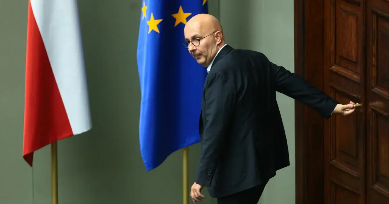Wiceminister finansów, oskarżony o korupcję, odchodzi. Prawdziwe powody dymisji w 2026 roku pozostają tajemnicą.