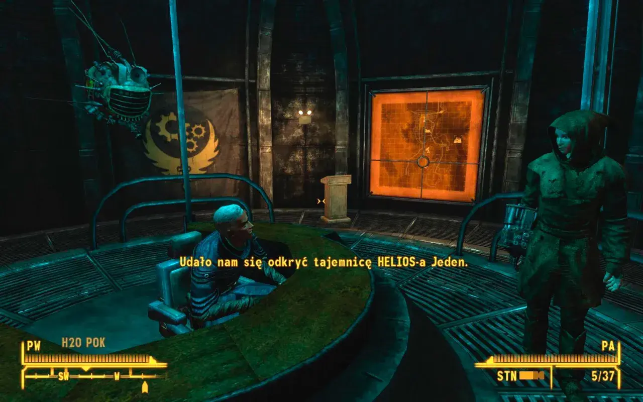 Postać w kapturze stoi obok mapy w grze Fallout: New Vegas PCR. Mężczyzna przy stole mówi: "Udało nam się odkryć tajemnicę HELIOS-a Jeden.