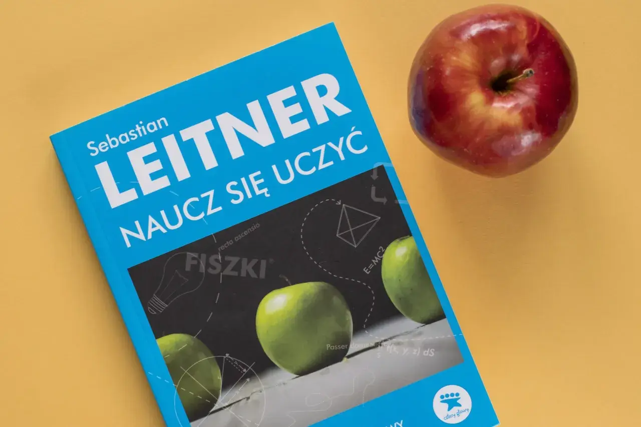 Książka "Leitner. Naucz się uczyć" z jabłkami i wzorami fizycznymi. Efektywna metoda Leitnera do nauki.