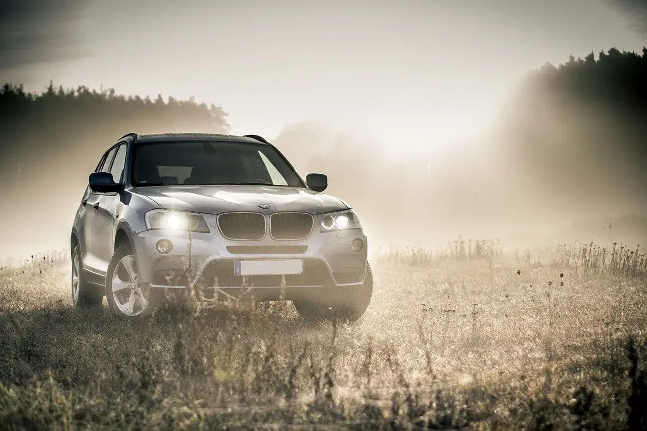 Srebrny SUV w mglistym krajobrazie, gotowy na każdą drogę. Idealny wariant serwisowy PZU dla Twojej podróży.