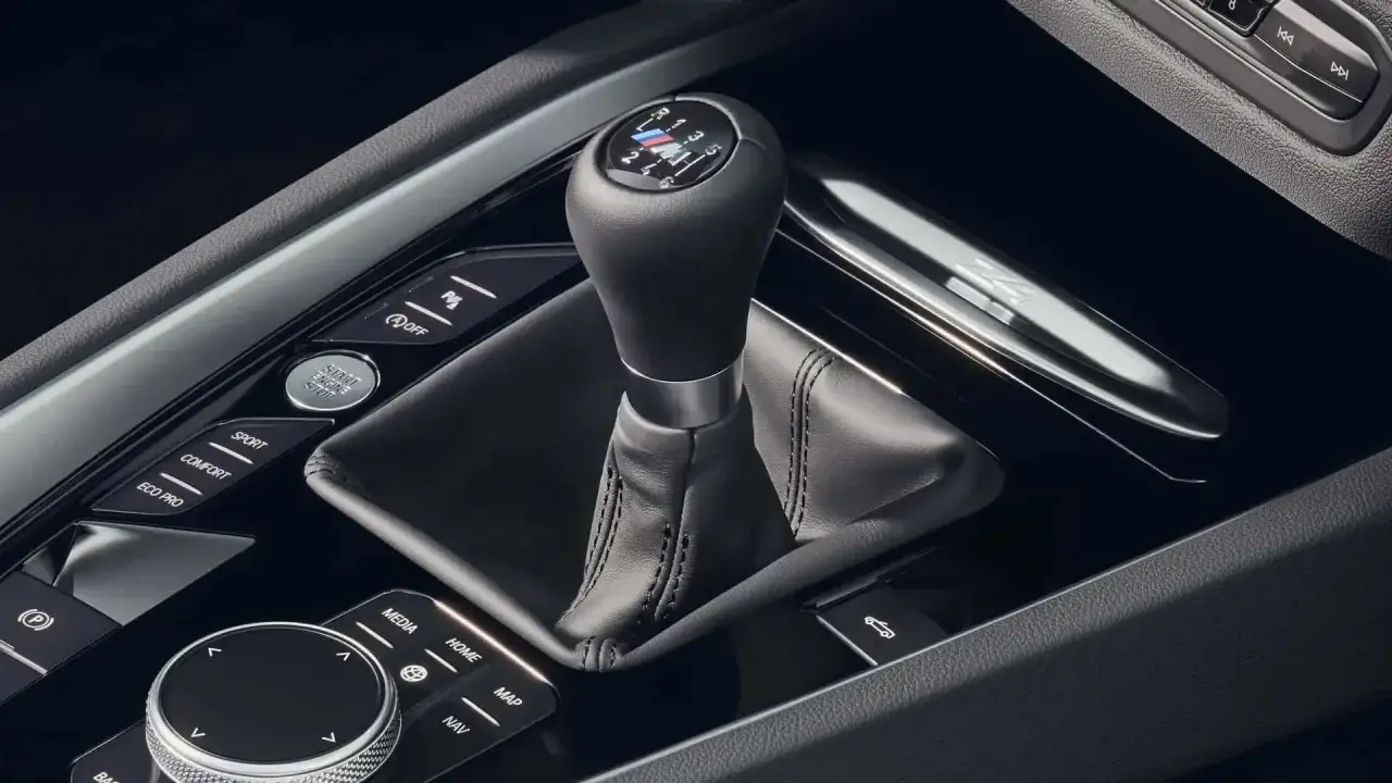 Detaljbild på en BMW automatlåda med växelspak och körlägesknappar.