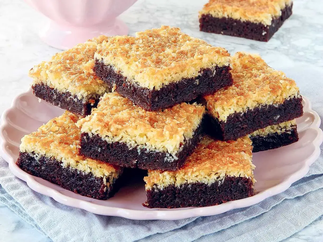 En stapel chokladkakor med kokostäcke, perfekta enkla bakverk för fikat.