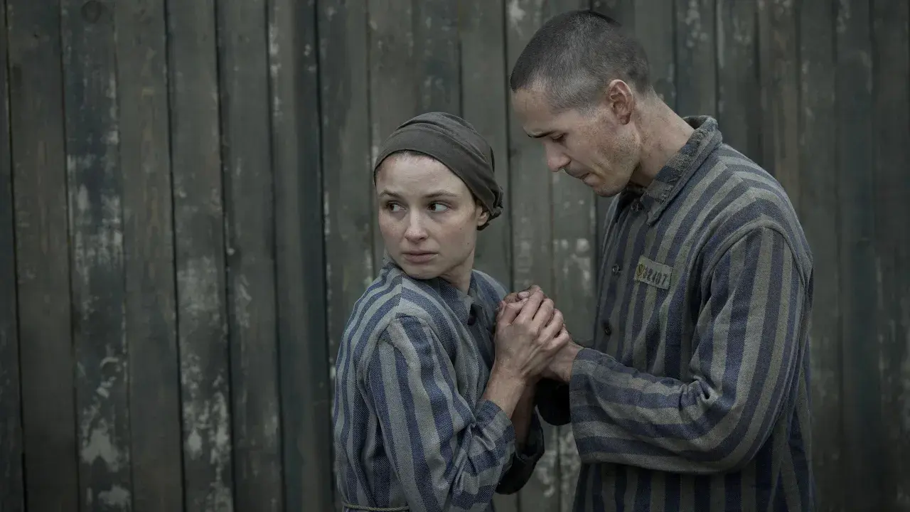 Para z obozowego serialu "Tatuażysta z Auschwitz" trzyma się za ręce.
