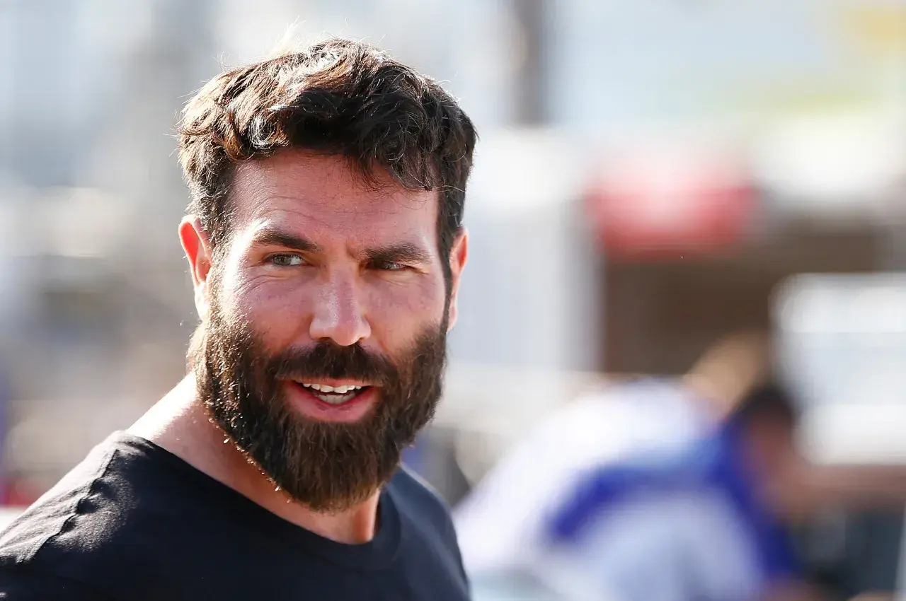 Kim naprawdę jest Dan Bilzerian: kontrowersyjny milioner z internetu