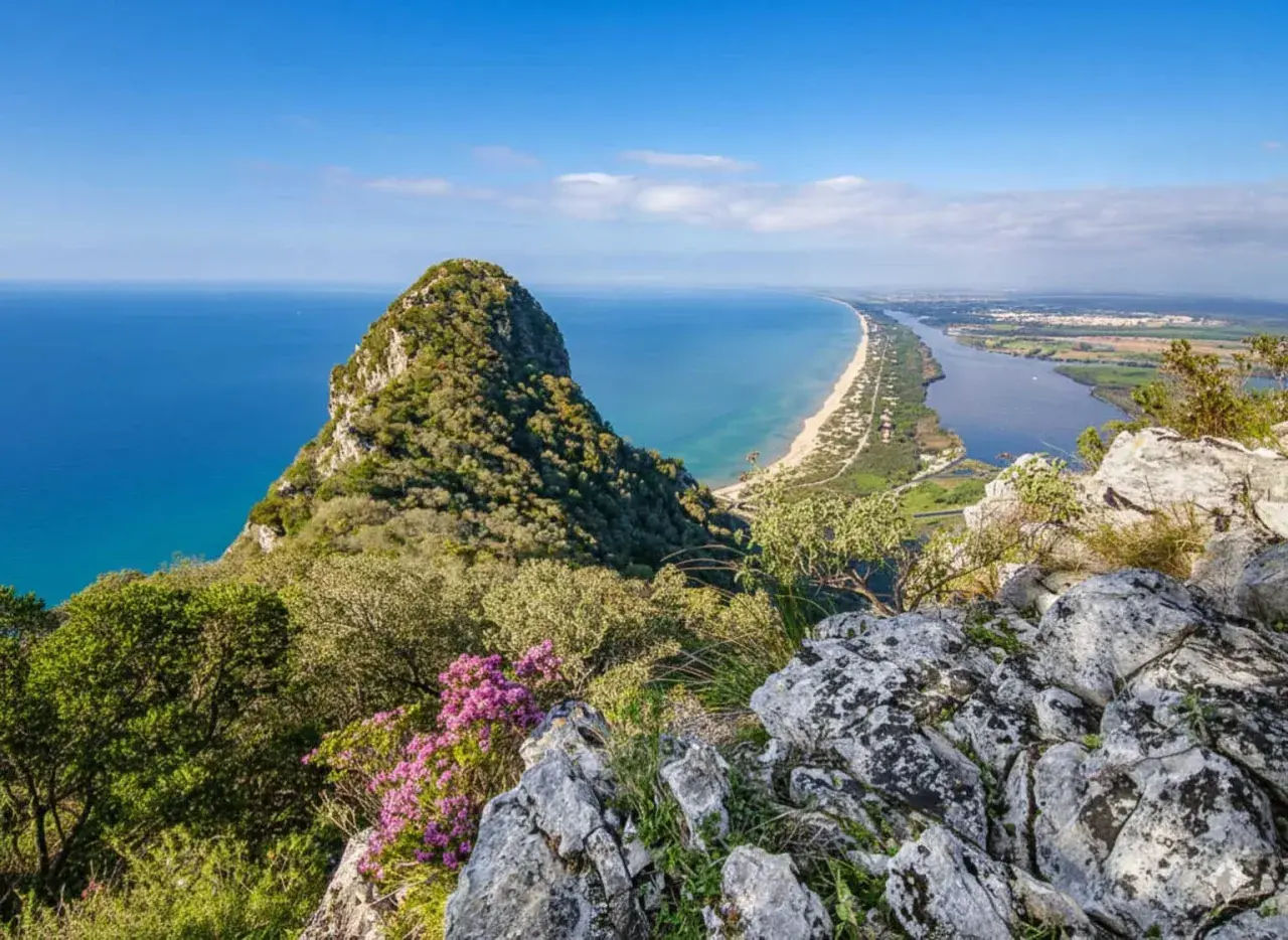 Widok na wybrzeże z górą Monte Circeo. Odkryj rzym atrakcje nieoczywiste, gdzie natura zachwyca.