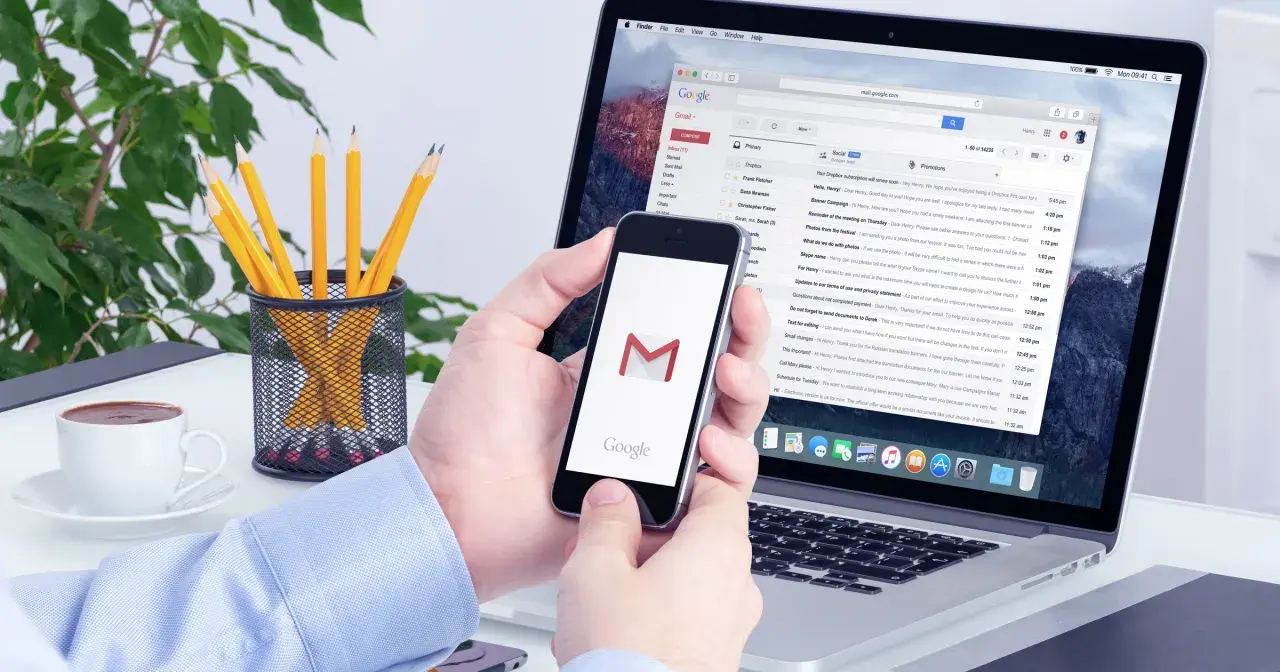 Na tablecie widać ekran Gmail, a obok telefon z ikoną poczty. Jak wylogować się z konta Google na tablecie?