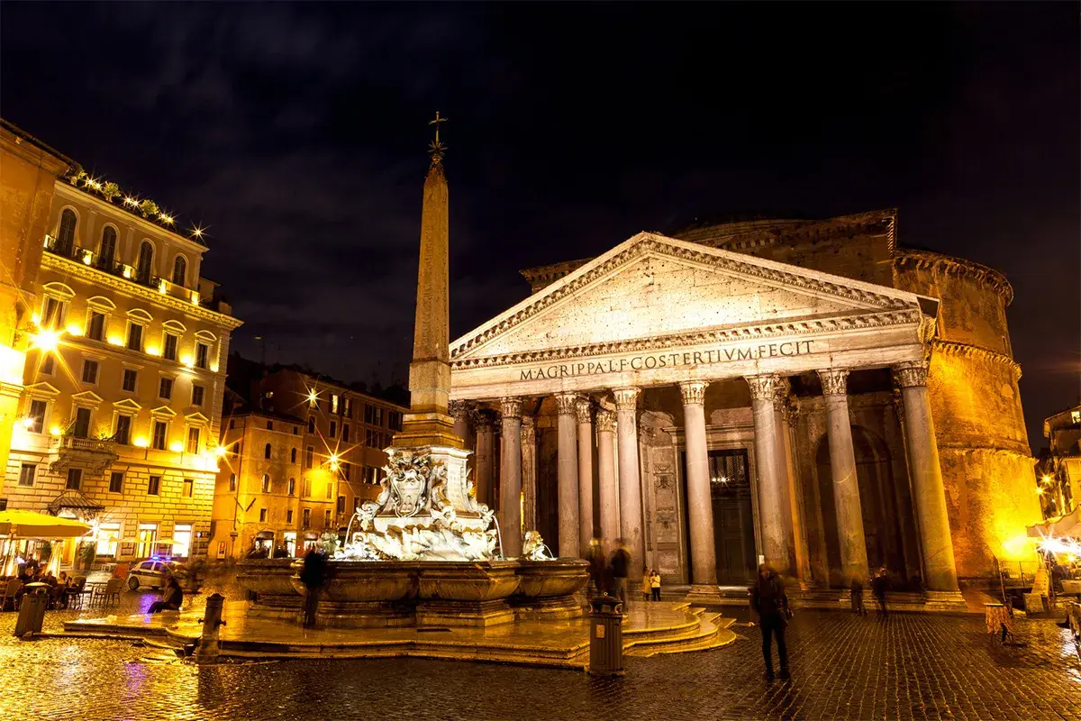 Fontana e obelisco di fronte al Pantheon illuminati di notte, un simbolo di per cosa è famosa Roma.