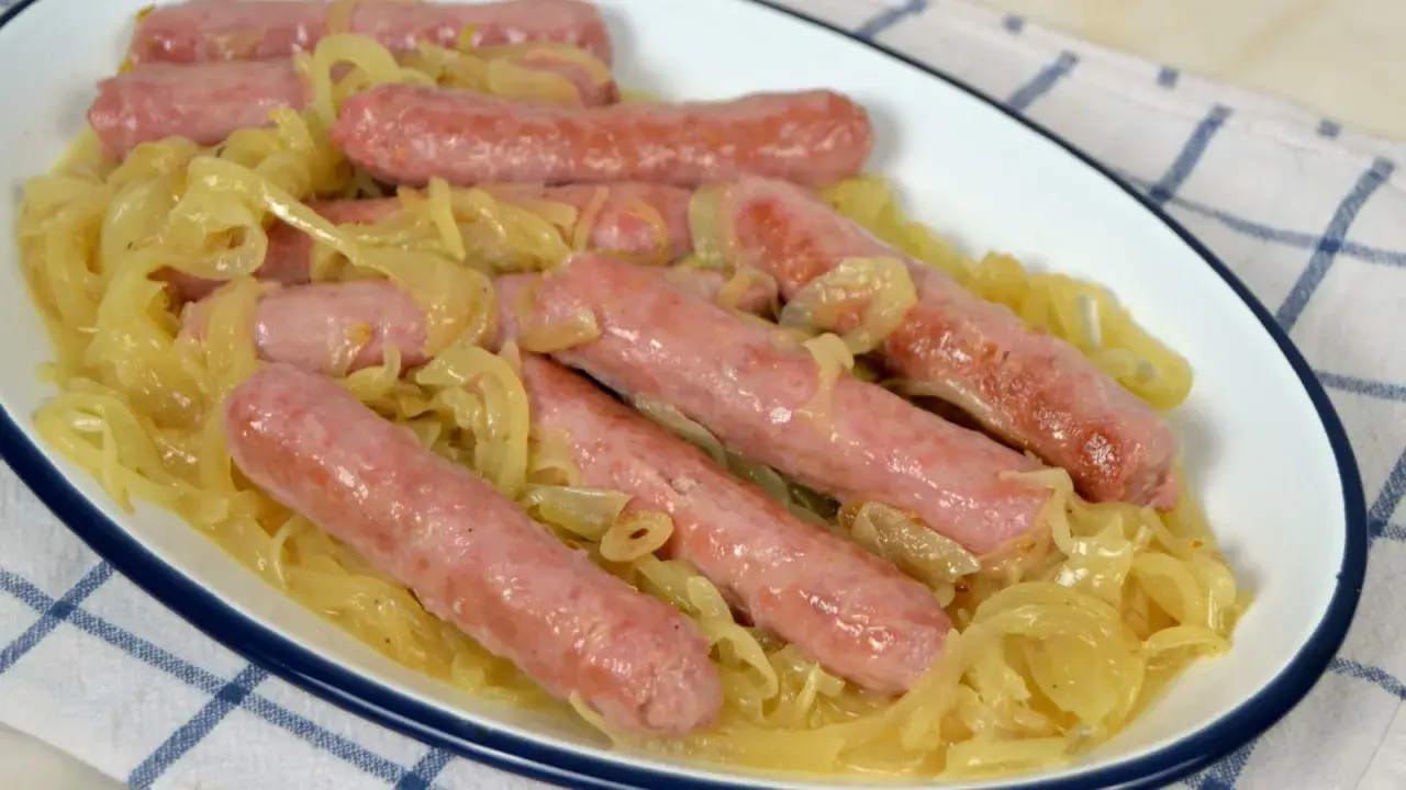 Salchichas al vino tiernas y jugosas, cocinadas con cebolla caramelizada en una salsa sabrosa. ¡Un plato reconfortante!