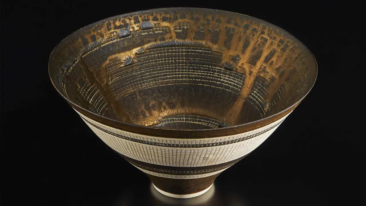 Bol en céramique aux motifs complexes, signature Lucie Rie. Le travail de la matière et les détails dorés évoquent une architecture miniature.