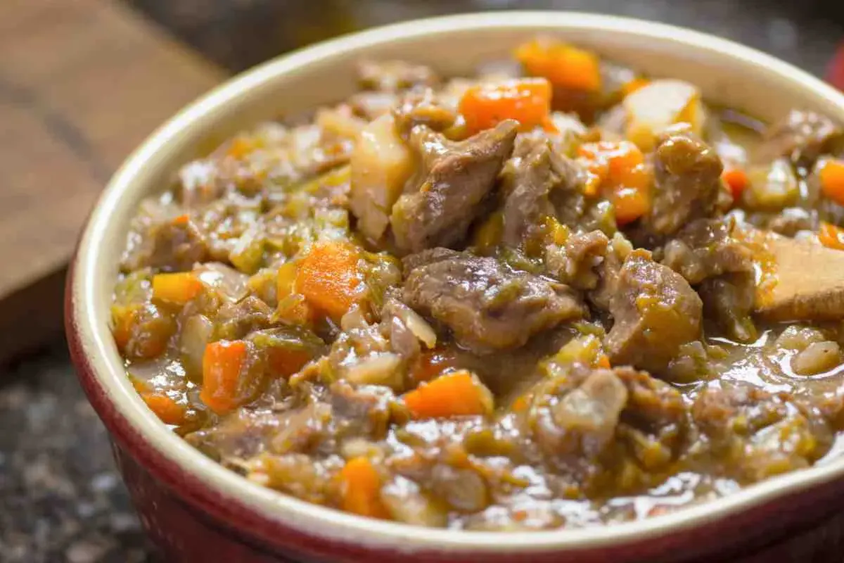 Agnello in umido con carote e patate, un piatto saporito e confortante, perfetto per scoprire come cucinare l'agnello in umido.