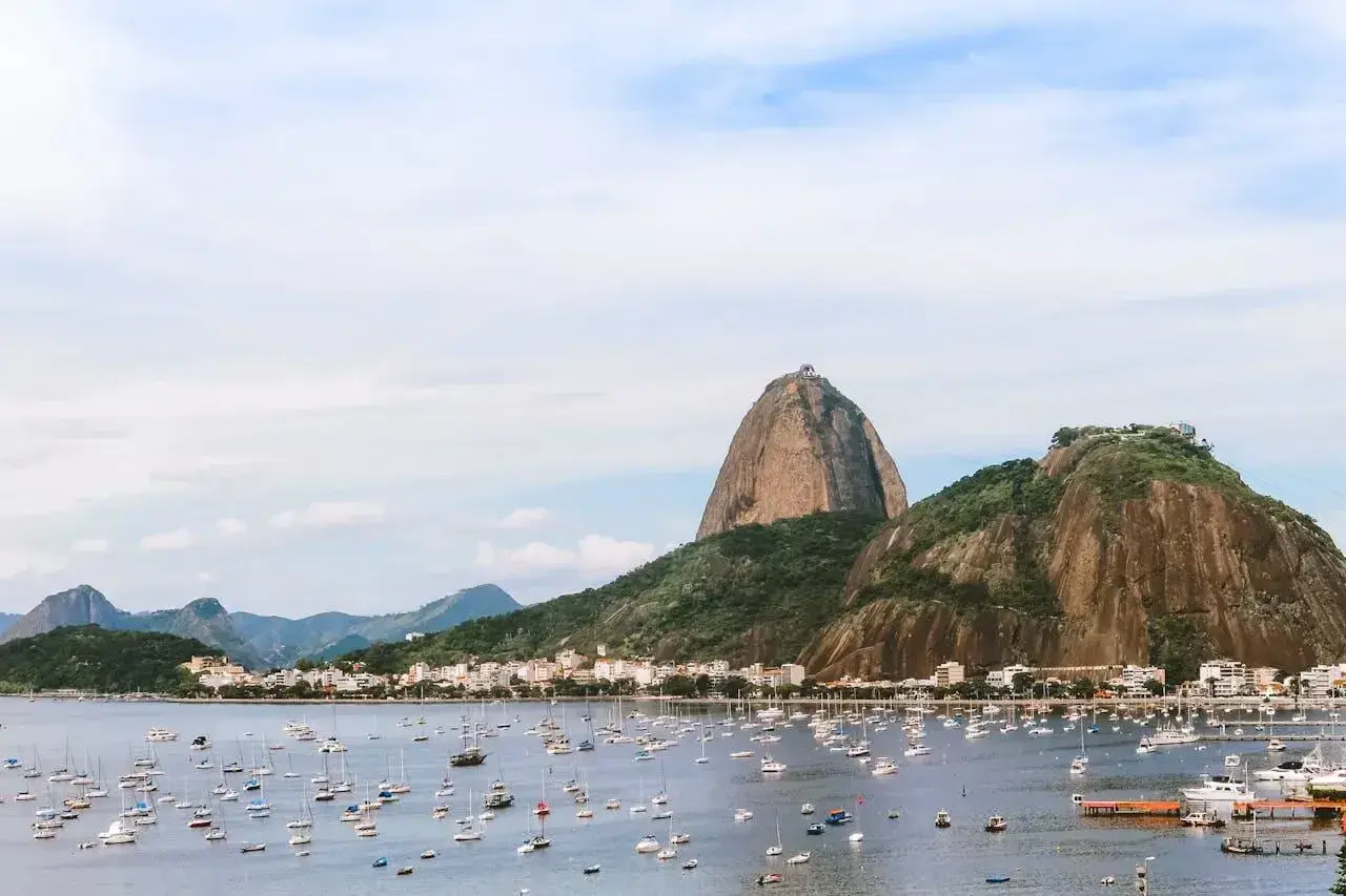 Widok na Zatokę Guanabara z górą Głowa Cukru. Zastanawiasz się, ile trwa lot do Rio de Janeiro?