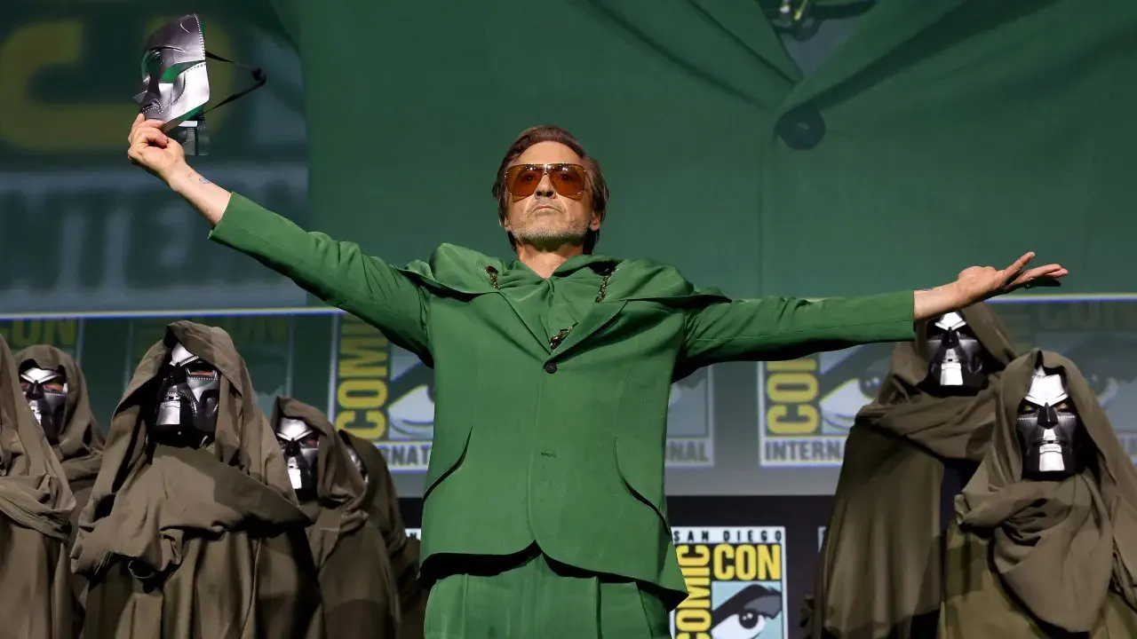Robert Downey Jr. en vert, tenant un masque de Doctor Doom. Le salaire de Robert Downey Jr. pour ce rôle est sans doute astronomique.