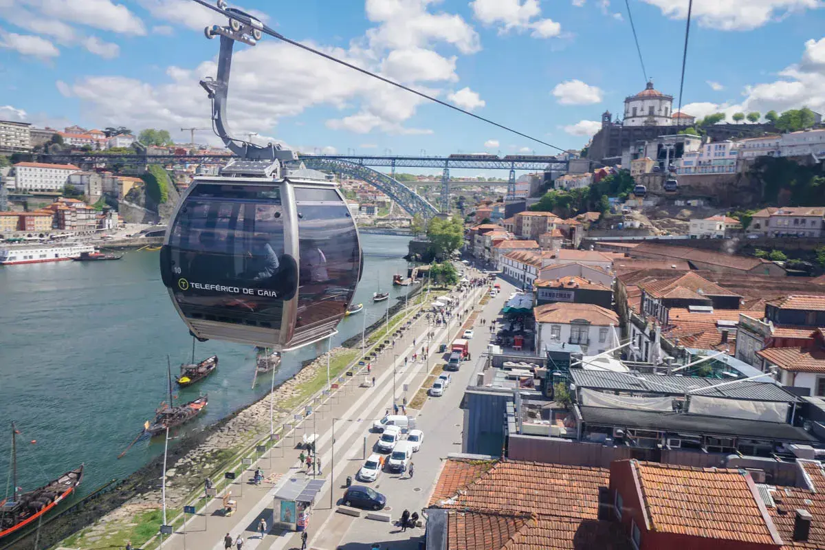Teleférico de Gaia sobre el río Duero, con vistas a Oporto y sus tejados. Un viaje **oprto** para disfrutar del paisaje.