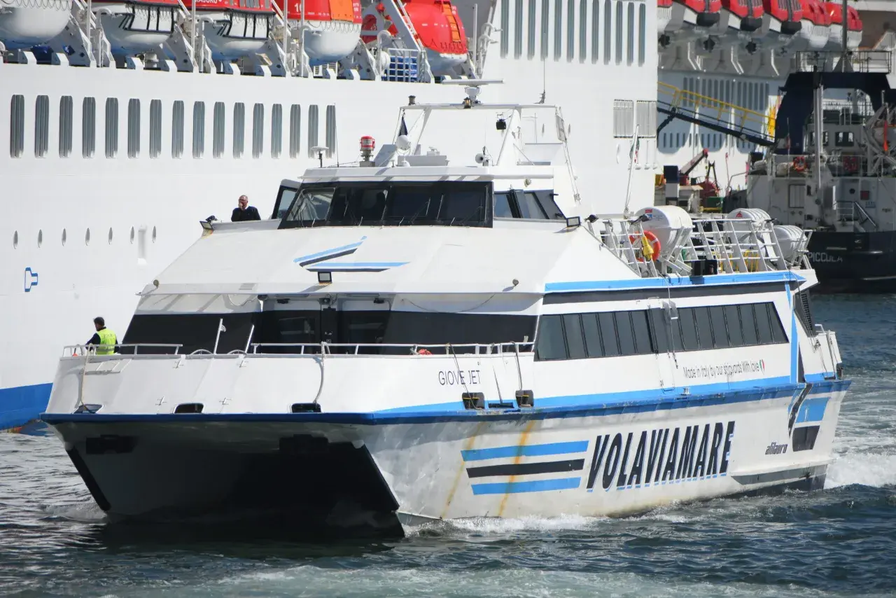 Alilauro: il catamarano "Giove Jet" solca le onde, con a bordo un uomo che sembra Agostino Lauro, pronto per un viaggio.