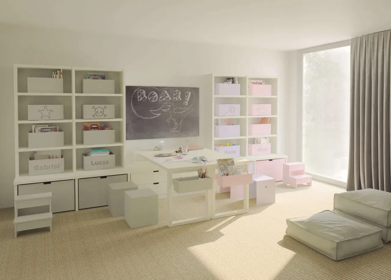 Stanza giochi bambini luminosa con lavagna, scrivania, librerie piene di giochi e contenitori personalizzati. Idee per uno spazio creativo e ordinato.