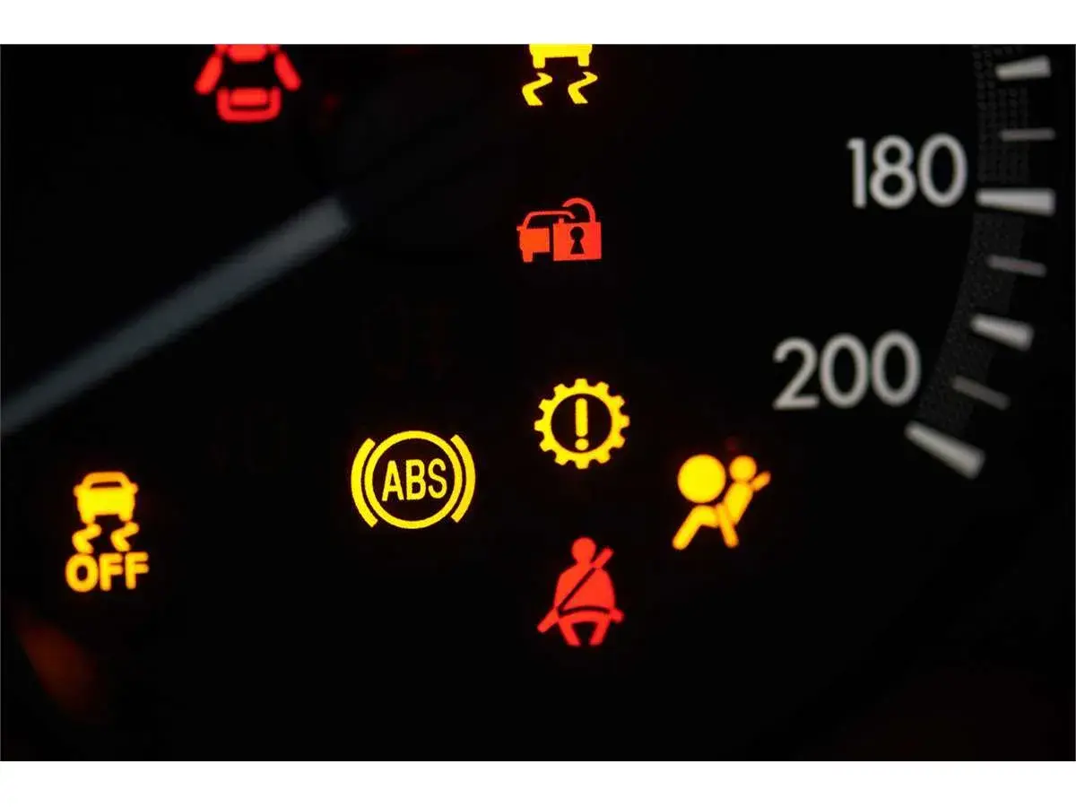 Cruscotto auto con spie accese: ABS, airbag, cinture, controllo stabilità. Cosa fare se si accende la spia ABS?