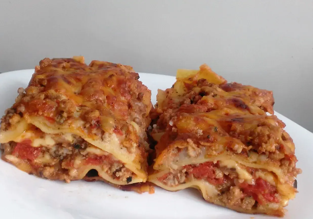 Lazania czy Lasagne? Obie formy poprawne! Jak ich używać?