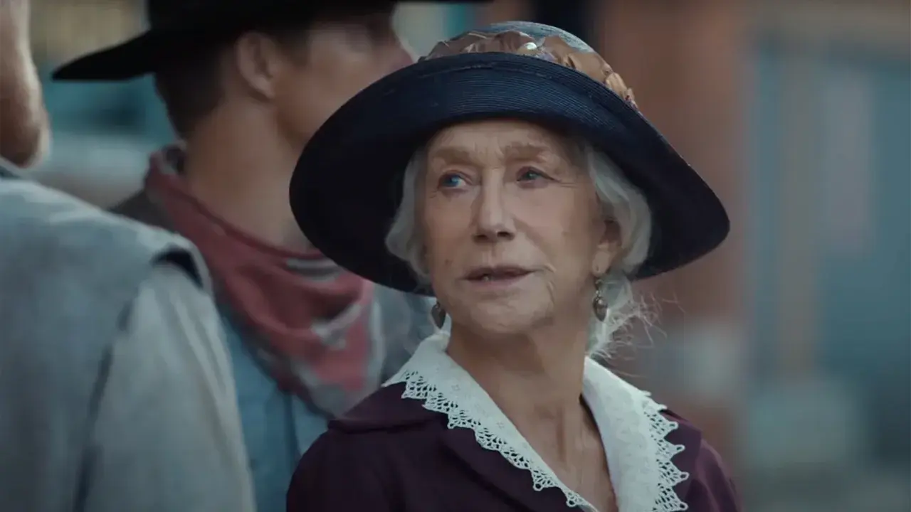 Helen Mirren i en elegant hatt och klänning, som en del av en 1923 serie.